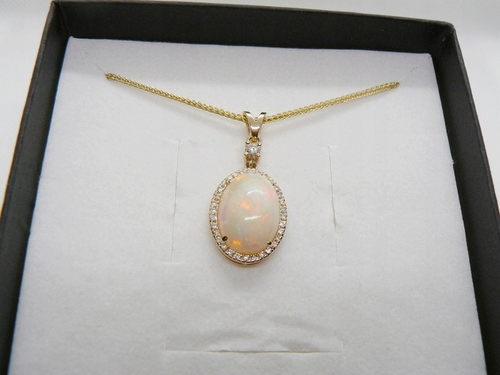 zloty-lancuszek-naszyjnik-z-zawieszka-z-OPALEM-7-30-ct-i-DIAMENTAMI