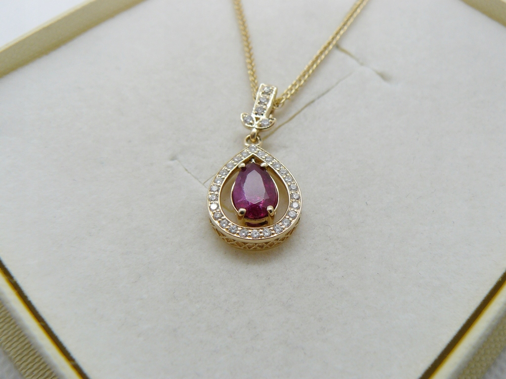 zloty-naszyjnik-z-naturalnym-RUBINEM-i-DIAMENTAMI-ruchoma-zawieszka-p-585-Rodzaj-Wyrob-jubilerski